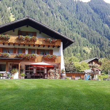 Haus Hubertus - Gaestehaus Sahler Partenen