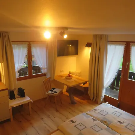 Haus Hubertus - Gaestehaus Sahler パーテネン